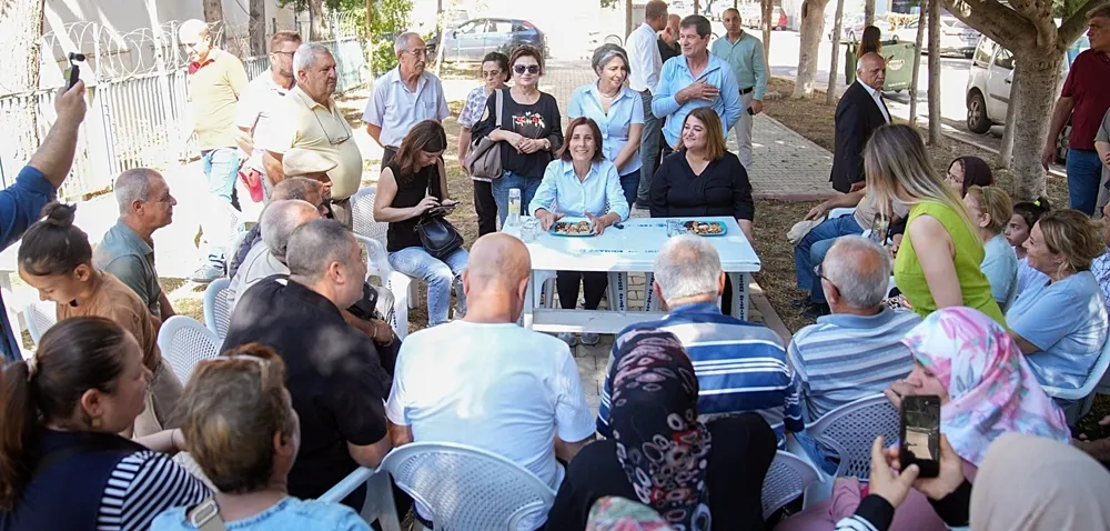 Başkan Tekin, Seyhan’da sokakları tek tek gezip vatandaşı dinliyor