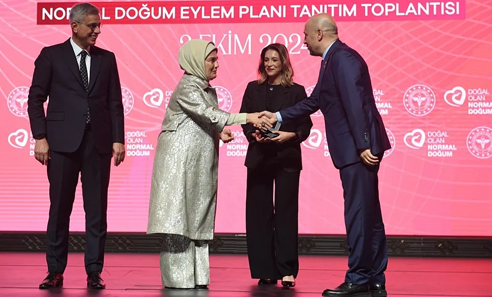 Emine Erdoğan’dan  İl Sağlık’a plaket