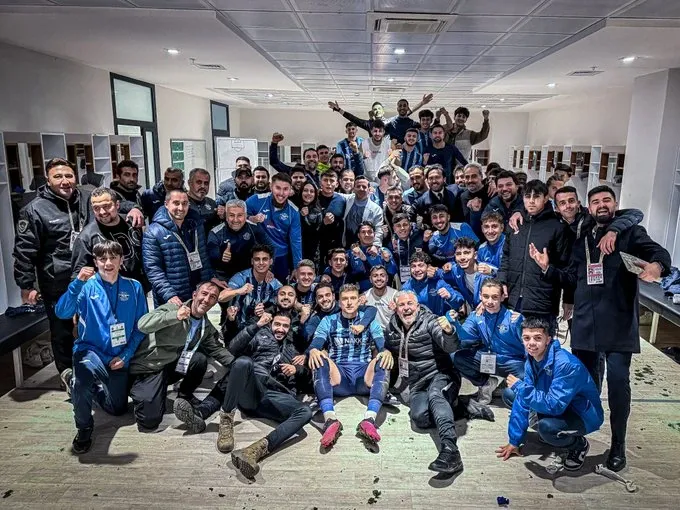 Adana Demirspor ilk galibiyetini coşkuyla kutladı