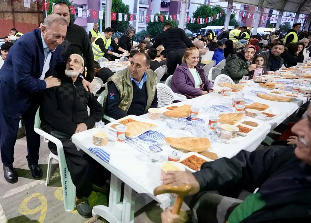 Seyhan’da 16 ayrı noktada iftar sofrası kuruldu!