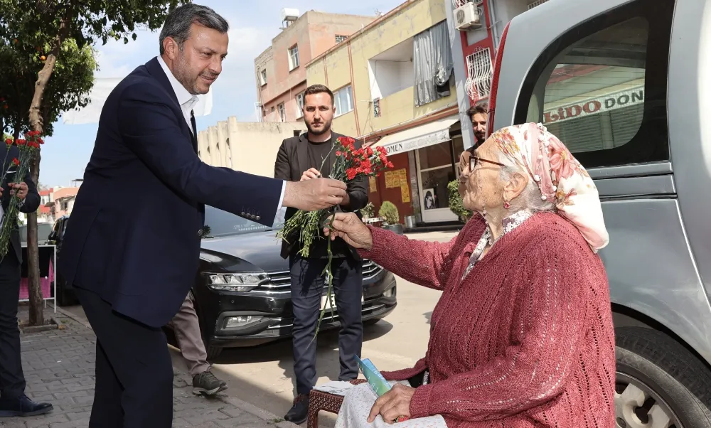 Kocaispir, kadınlara karanfil dağıttı...