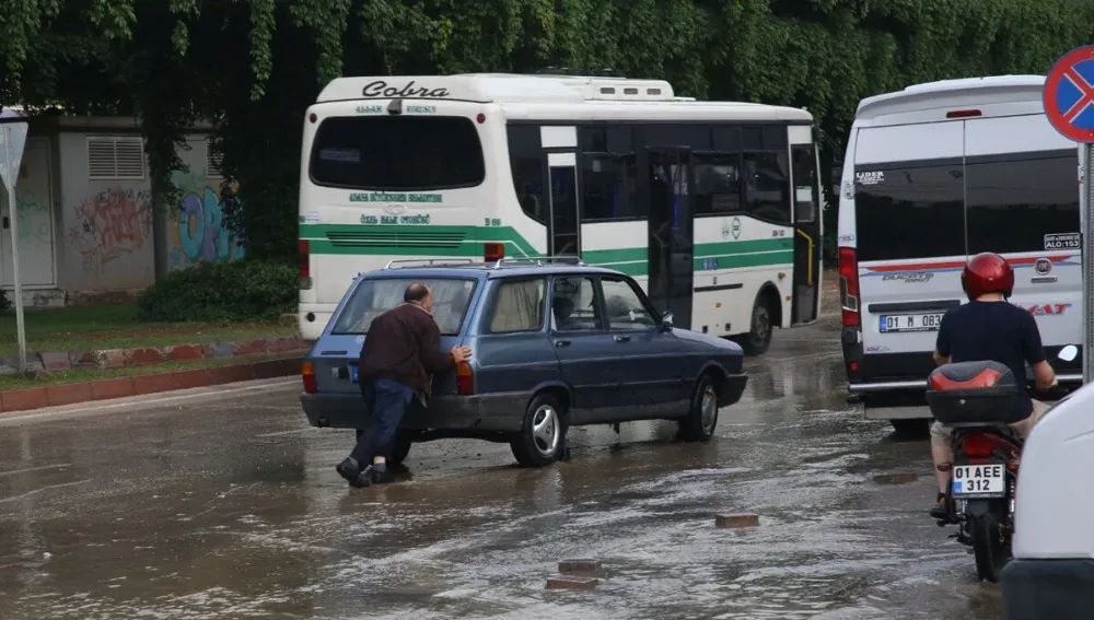 Adana’da yağmur nedeniyle yollar göle döndü