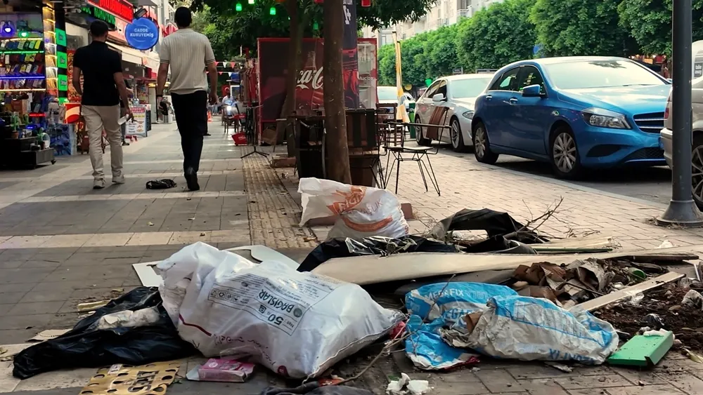    Başkan Tekin yerlere çöp atanlara ‘atma’ çağrısında bulundu