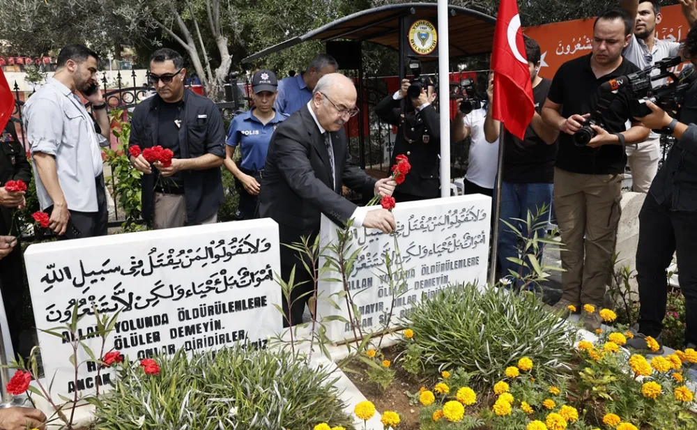 Vali Köşger Şehitliği Ziyaret Etti 