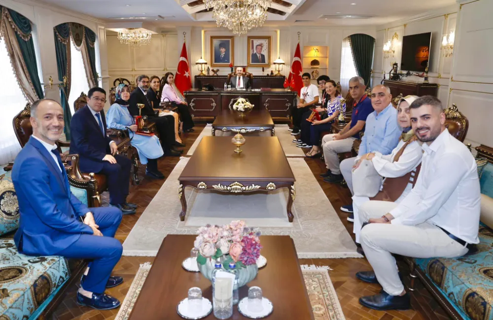 YKS’de derece yapan öğrencilerden Vali Köşger’e ziyaret