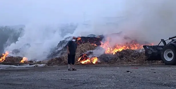 Anız yangını, belediyenin şantiyesine sıçrayıp, zarar verdi