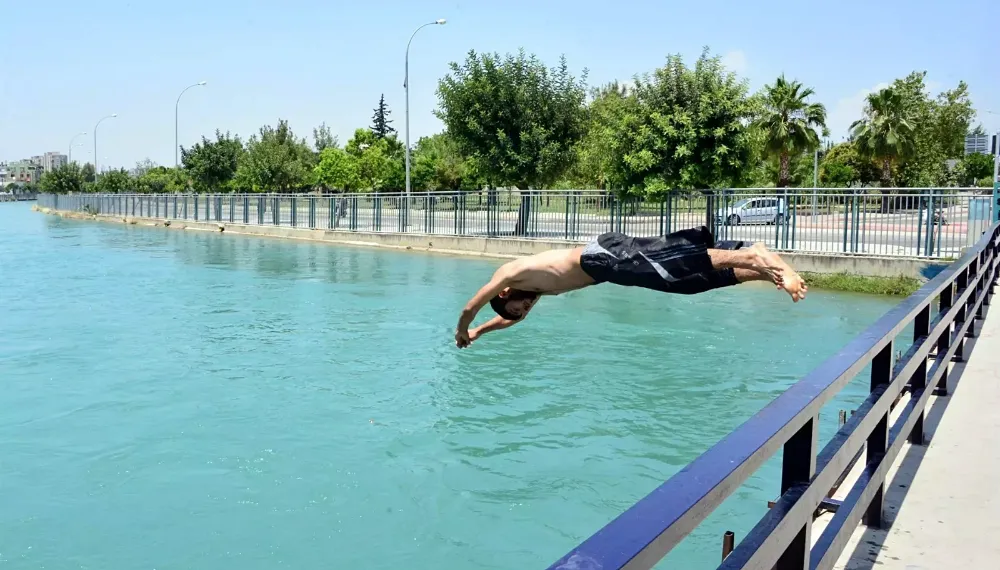 Sıcaklar bitmeyince okuldan kaçan çocukların tehlikeli serinliği