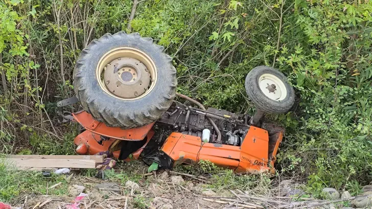 Traktör devrildi, çocuk sürücü yaralandı...