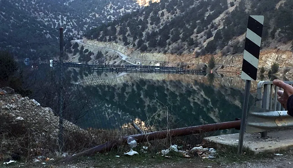 Saimbeyli’de baraja düşen otomobilin sürücüsü kayboldu