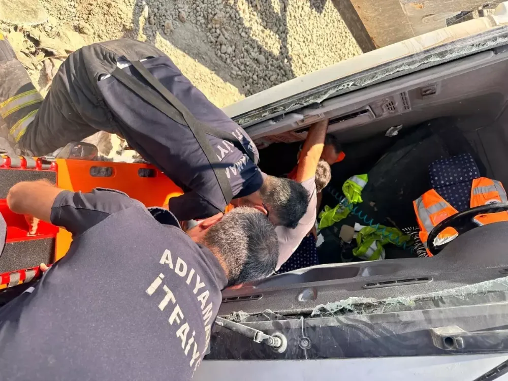 Devrilen kamyonda sıkışan şoför öldü