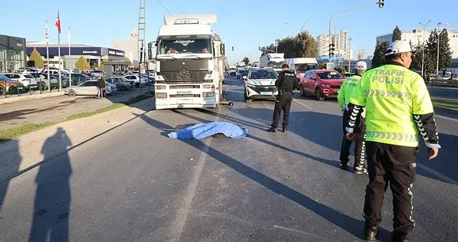 Tırın altında kalan motosiklet sürücüsü hayatını kaybetti...