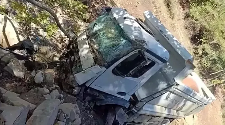 Uçuruma yuvarlanan kamyonun sürücüsü öldü!
