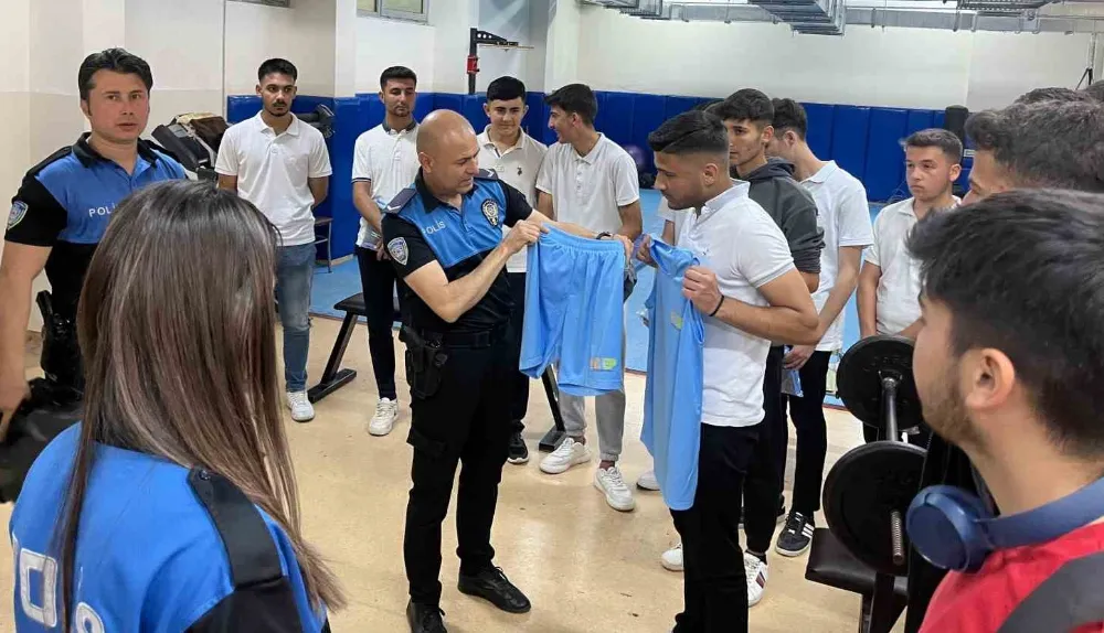 Polisin eğitim verdiği gençler astsubaylığı kazandı...