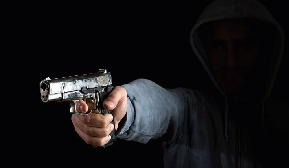 Motosikletli şüpheliler otomatik tabancayla berber dükkanına ateş açtı