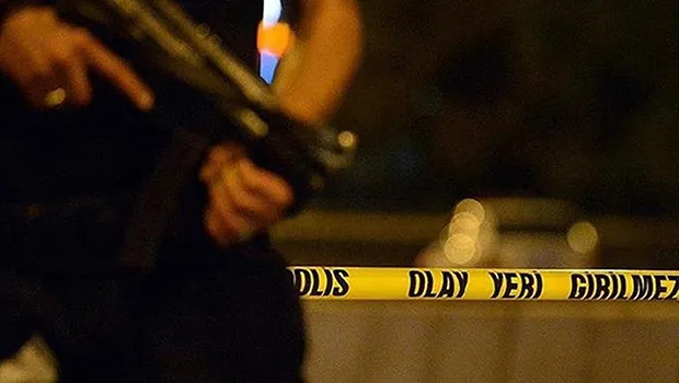 Kendisinden para isteyen akrabasını kafede vurdu!