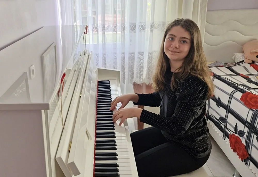 Dahi piyanist çocuk  Atasına şarkı besteledi...