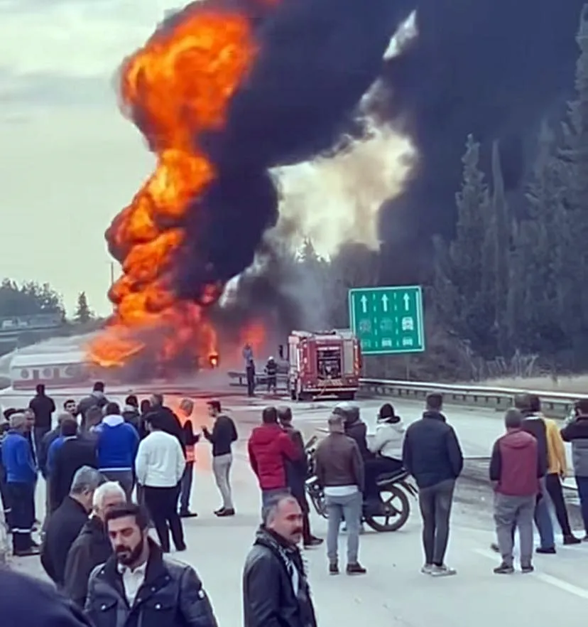 Devrilen tanker alevlere teslim oldu, sürücü son anda kurtarıldı