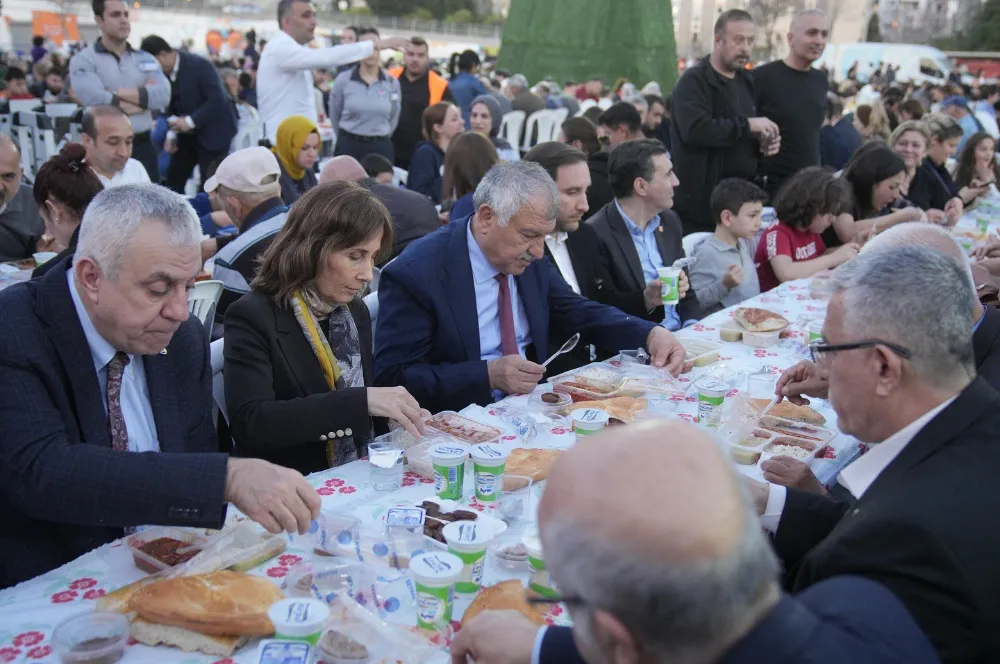 Seyhan Belediyesi Seyhanlıları iftar sofrasında buluşturdu