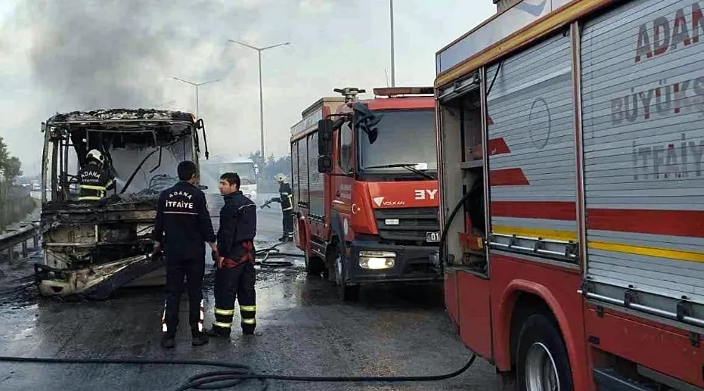 Adana’da toplu taşıma aracı alev alev yandı