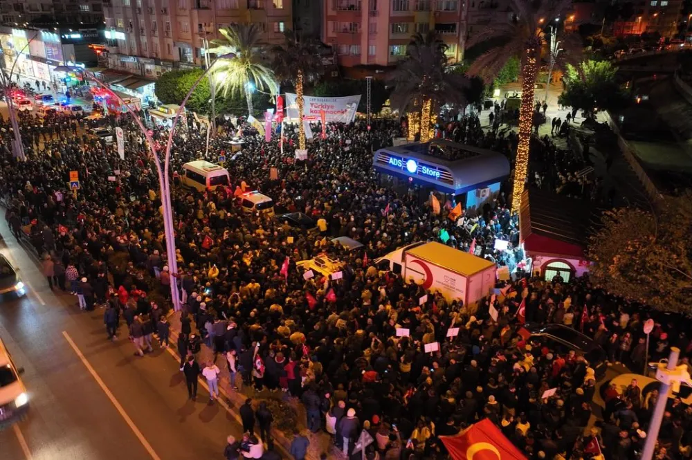 Adana’da binler sokağa döküldü, barikat dinlemedi