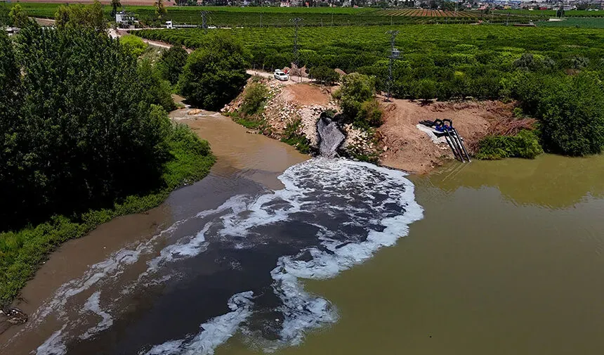 Ceyhan Nehri kirlilikten köpürdü