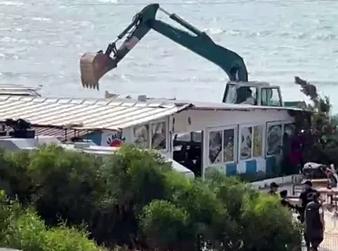 Karataş’ta baraka restoranlar yıkılıyor