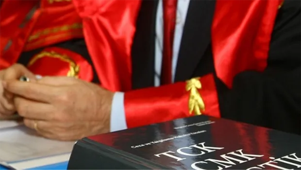 Depremde ölenlerin altınlarını zimmetine geçiren eski polis hakkında dava açıldı