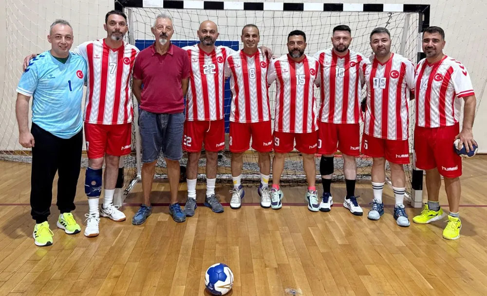 Adanalı veteran hentbolcular şampiyonluğa abone oldu