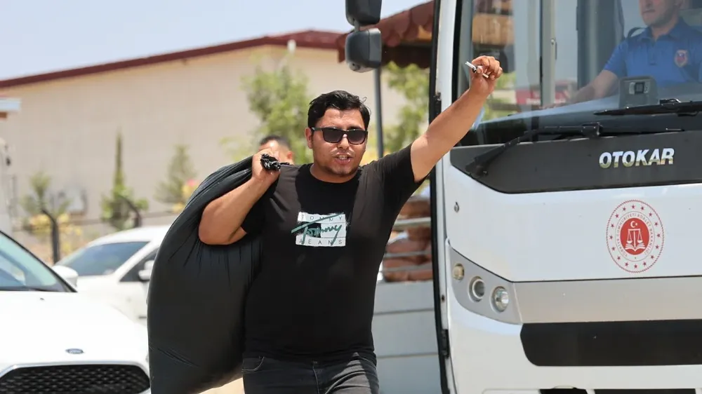 İnfaz yasasıyla tahliye olan genç: Babamın da çıkmasını istiyorum