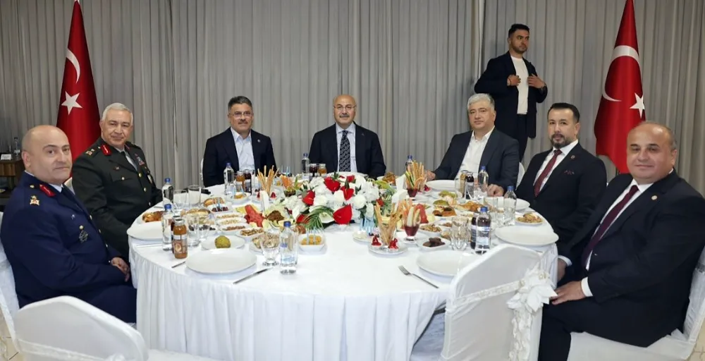 Vali Köşger Güvenlik Güçleri ve İl Protokolüyle Bayramlaştı