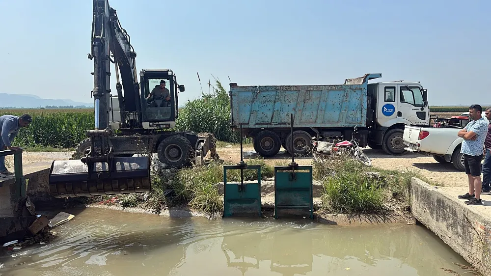 Sulama kanalına atılan kurban atıkları temizlendi