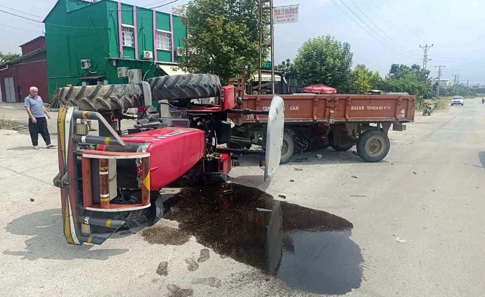 Otomobille çarpışan traktör devrildi: 2 yaralı