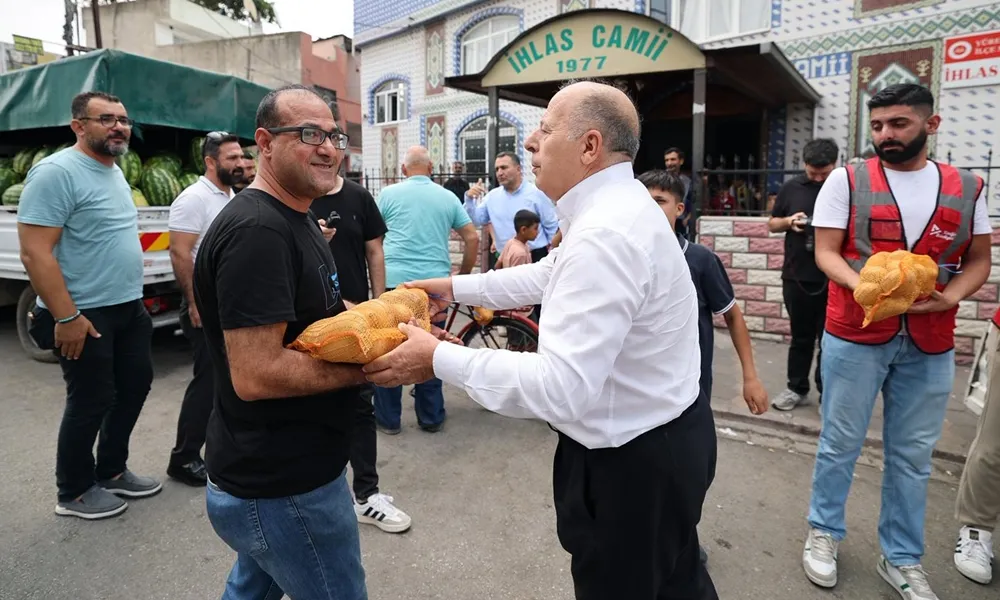 Yüreğir Belediyesi dar gelirli ailelere ücretsiz patates dağıttı