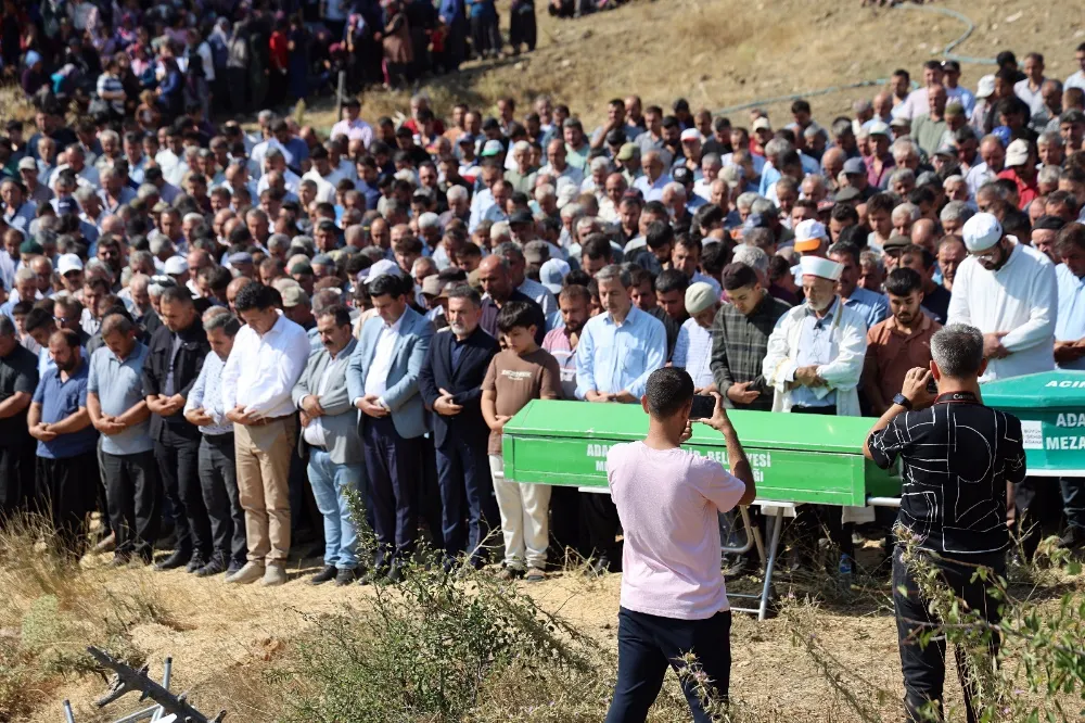 Feci kazada hayatını kaybeden 1’i bebek 5 kişi son yolculuğuna uğurlandı