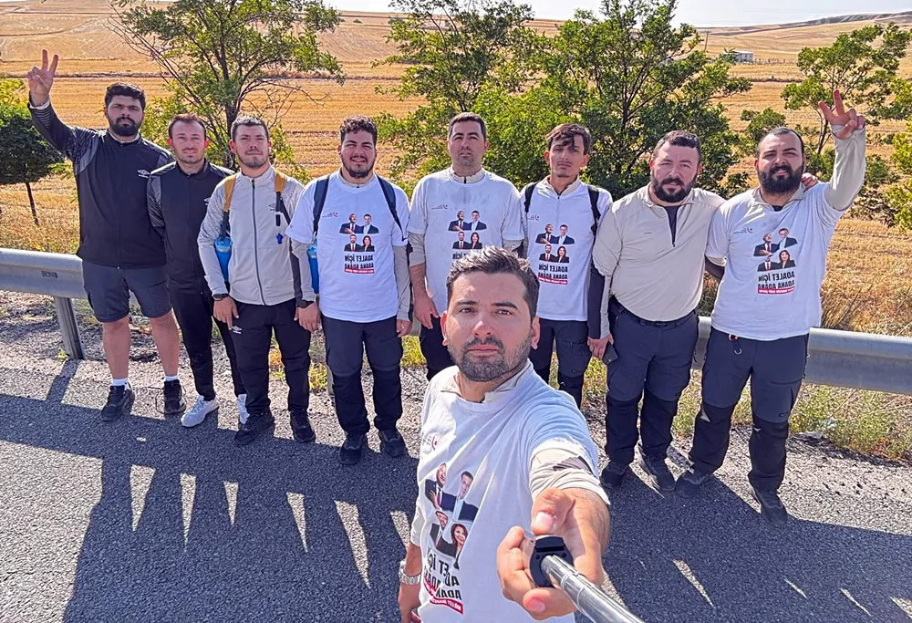  Adana’dan Silivri yürüyen gençler yolu yarıladı...