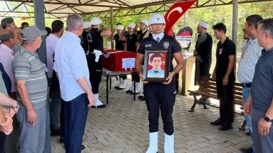 Kansere yenik düşen polis, gözyaşlarıyla uğurlandı