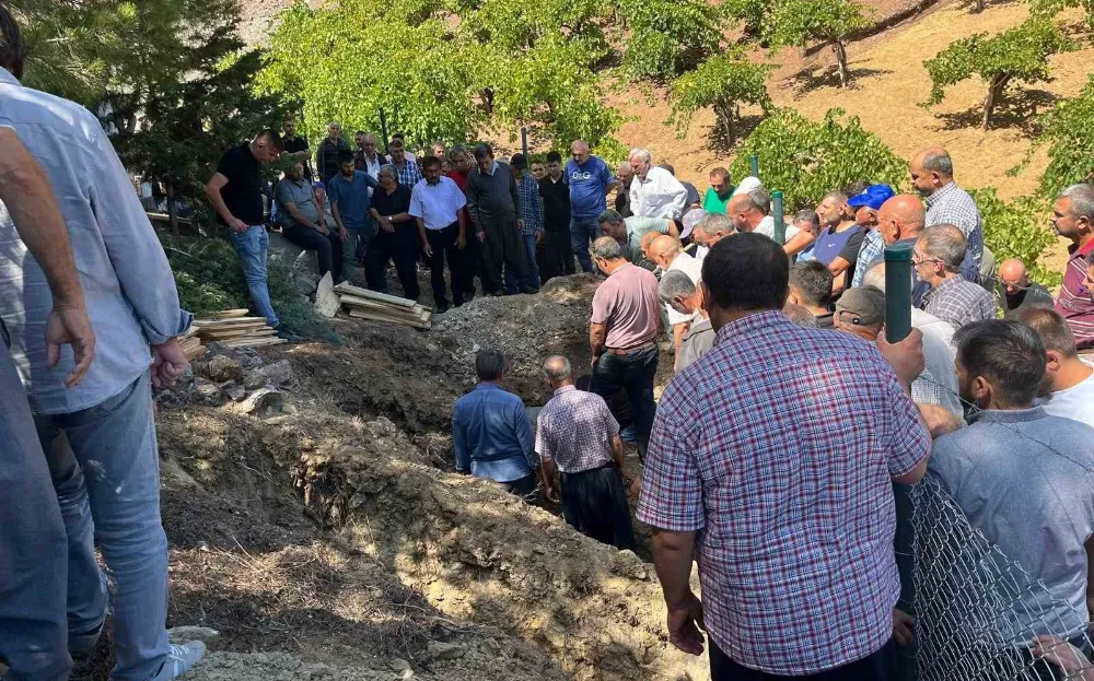 Kazada ölen 3 kişinin cenazesi Adana’da yan yana toprağa verildi