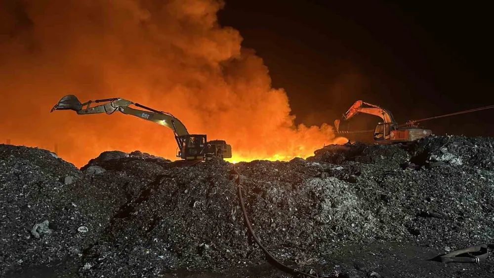 Geri dönüşüm fabrikasındaki yangın 17 saat sonra kontrol altına alındı 