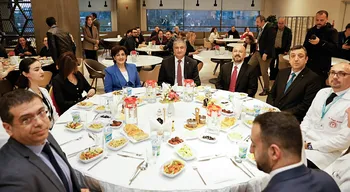 Vali Yavuz ve Nacar sağlık çalışanları ile iftar yaptı
