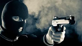 Maskeli saldırganlar zorla girdikleri evde kurşun yağdırdı: Anne ve oğlu yaralandı