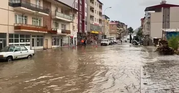 Adana’da yağmur vatandaşa ve esnaf zor anlar yaşattı..