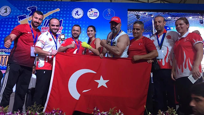 Dünya Şampiyonasında madalya alan sporcular, Ataşbak