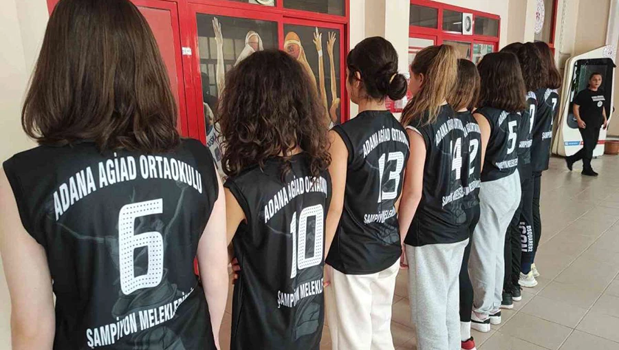 Adanalı sporcu öğrencilerin giydiği forma herkesi duygulandırdı