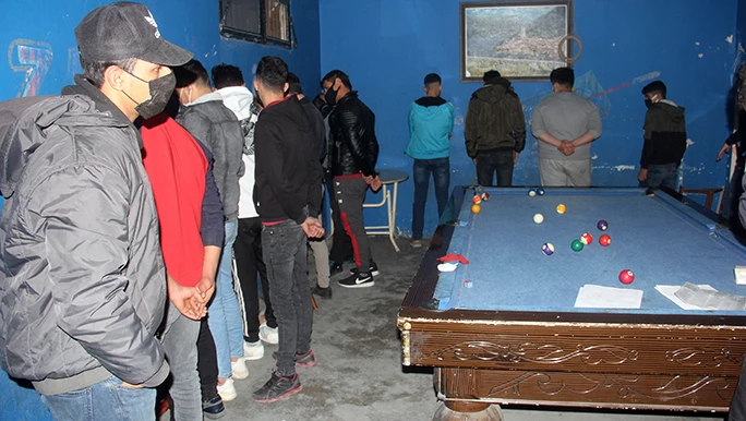 Restoran görünümlü bilardo salonunda 20 kişi yakalandı