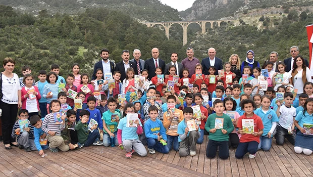 Minik Öğrenciler Tarihi Varda Köprüsü