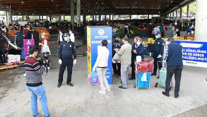 Belediyesi’nden semt pazarı girişlerine maske kabini…